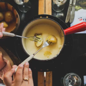 Spécialités savoyardes Les Alpes la toussuire Fondue Raclette Pizzas