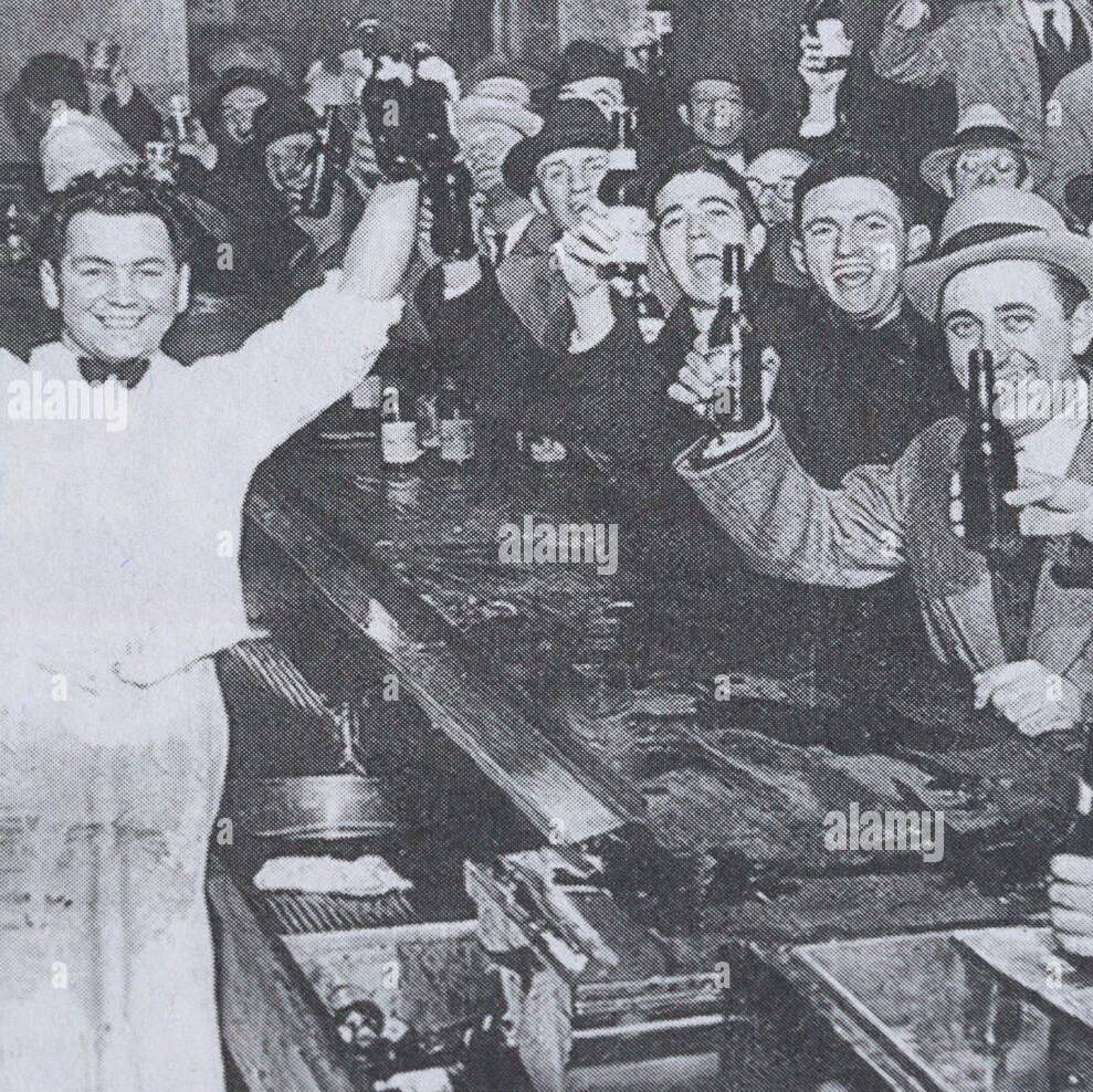 une-barre-americaine-au-sommet-de-la-prohibition-dans-les-annees-1920-2gdj3xr
